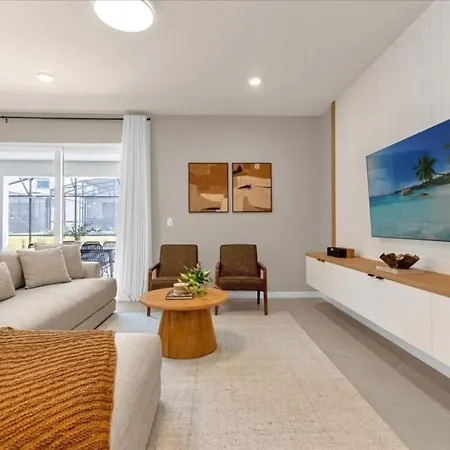 10 Bedrooms- 8 Bathrooms- Windsor Cay 16340 Sk